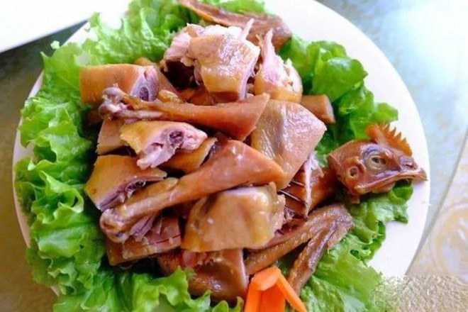 Món gà hong gió có ưu điểm dễ bảo quản, thịt mềm, mùi thơm, không dầu mỡ, người già và trẻ nhỏ đều ăn được.
