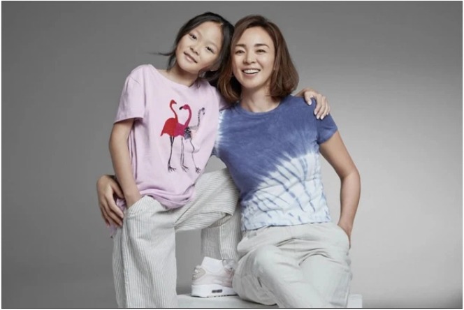 Cô bé thay đổi chóng mặt trong ảnh mới chụp cùng mẹ.