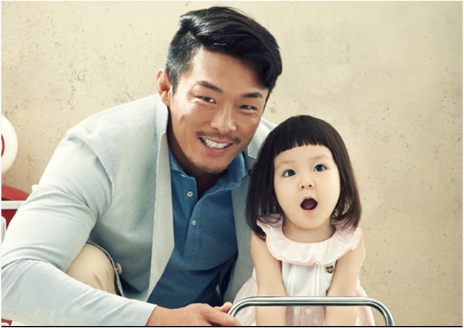 Cô bé cùng bố tham gia show Siêu nhân trở lại.