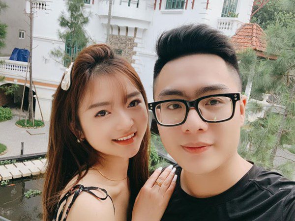 Cặp đôi quen nhau qua mạng xã hội