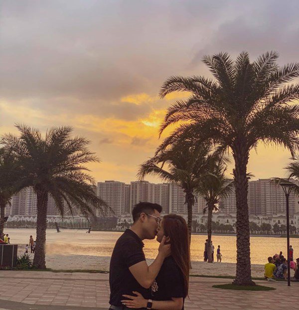 Cặp đôi có chuyện tình yêu ngọt ngào