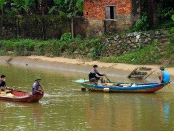 Đuổi theo quả bóng rơi xuống sông Vinh, bé trai 8 tuổi mất tích bí ẩn
