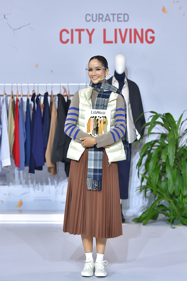HH Hamp;#39;Hen Niê đọ tài làm stylist cùng amp;#39;Cô Em Trendy” Khánh Linh với BST mới nhất của UNIQLO - 1