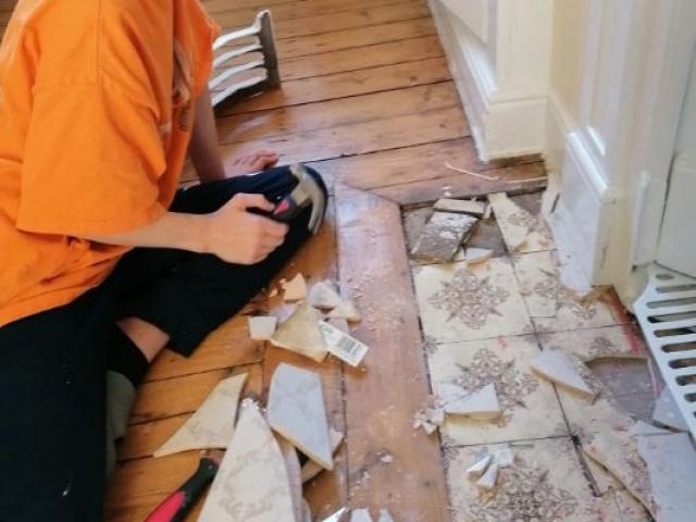 Sàn nhà chẳng may bị vỡ gạch, cậu bé 14 tuổi bới lên phát hiện thứ đáng kinh ngạc