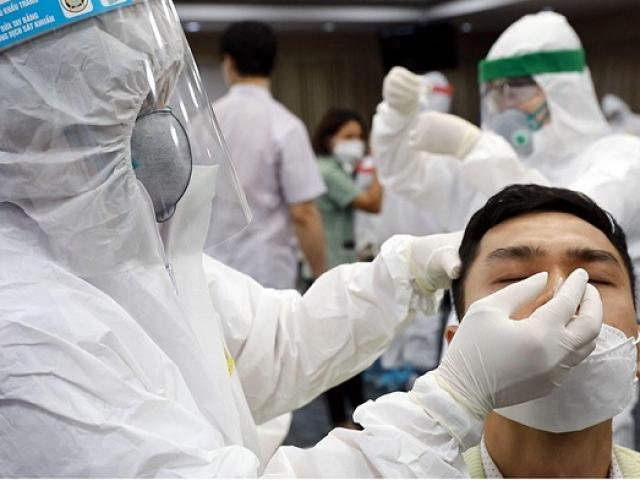 Nam bệnh nhân lây COVID-19 cho nhiều người, HN ngày 25/10 có 18 ca, trong đó 15 ca cộng đồng