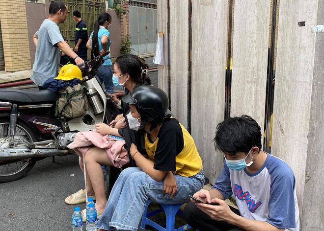 Nhiều người vẫn còn bàng hoàng khi vừa thoát ra ngoài