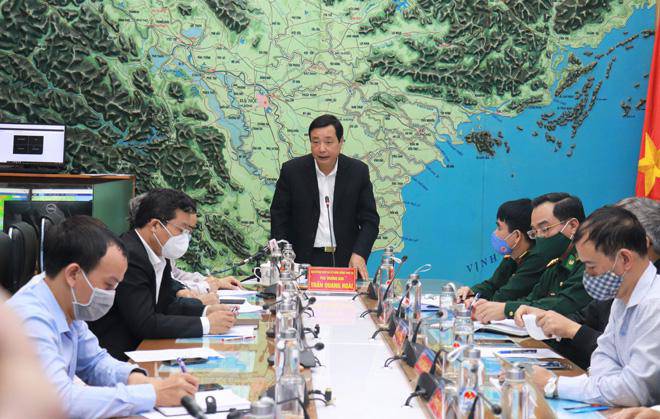 Ông Trần Quang Hoài chủ trì cuộ họp ứng phó với áp thấp nhiệt đới và mưa lũ ở miền Trung. Triển khai, sẵn sàng ứng phó với các đợt mưa lũ