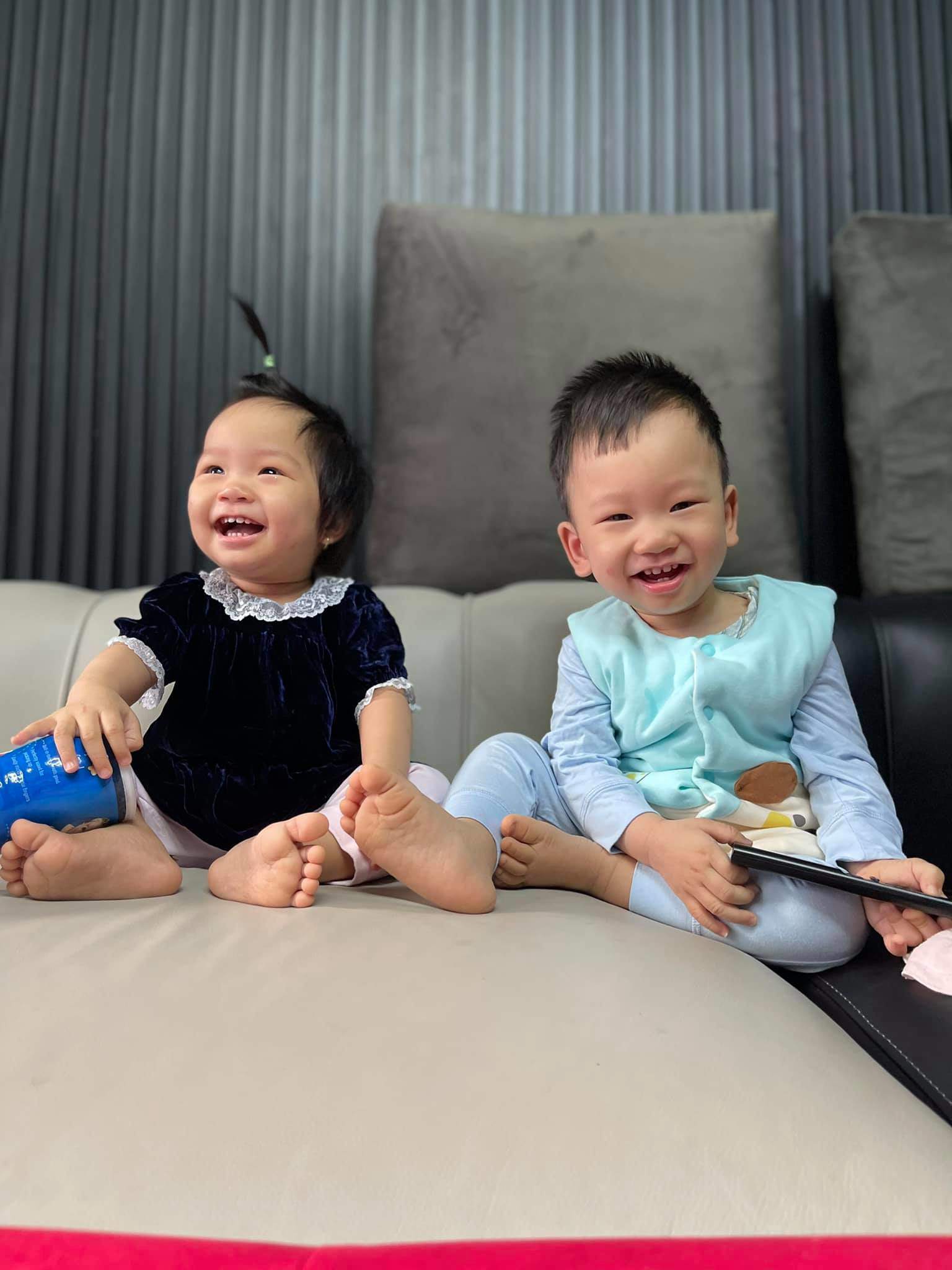 Ở nhà, bé Dừa được Khắc Việt khen ra dáng anh cả vì ngoan ngoãn, biết vâng lời, đã mọc răng sữa và có thể bò, đứng. Trong khi đó, em gái Đu Đủ được mẹ chăm chút diện mạo, sắm sửa váy áo điệu đà.