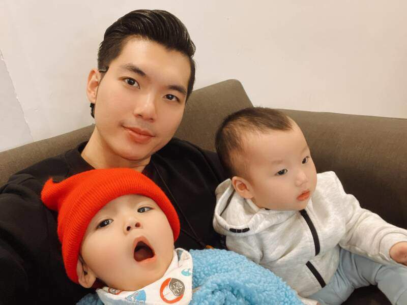 Nhiều người còn nhận xét càng lớn bé Tin càng giống bản sao của ba Thành, còn Sóc thừa hưởng nhiều nét của mẹ Huyền.