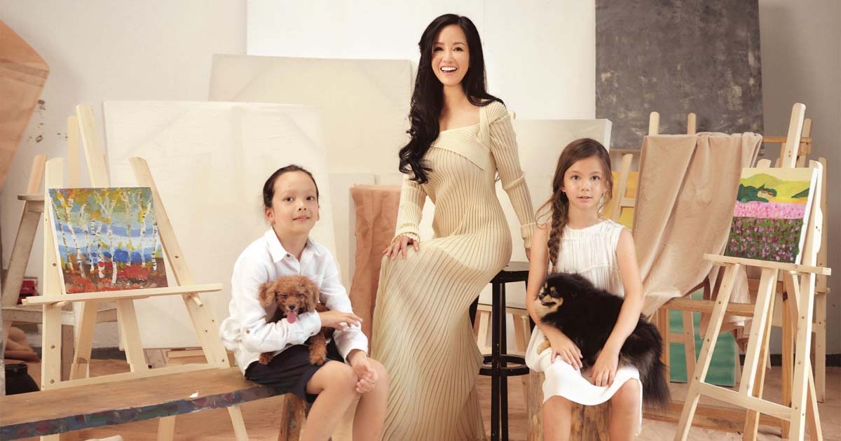 Làm mẹ đơn thân nuôi 2 con sau khi ly hôn chồng ngoại quốc, nữ diva tự hào khi các con ngoan và biết vâng lời. Cô cũng hướng các bé phát triển năng khiếu cá nhân. Từ nhỏ, Tôm và Tép đã có thiên hướng nghệ thuật như đàn, vẽ…, nên Hồng Nhung tạo điều kiện tối đa cho các con phát triển.