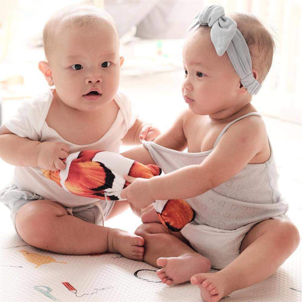 Đầu tiên phải kể đến cặp song sinh Leon - Lisa của vợ chồng a classTextlinkBaiviet hrefhttps://eva.vn/thoi-trang/ho-ngoc-ha-mac-ao-khoac-hon-600-trieu-dong-theo-mot-giau-quan-khoe-cap-kiem-nhat-cuc-ben-tren-pho-c36a663679.htmlHồ Ngọc Hà/a - Kim Lý. Chào đời vào tháng 11/2020, Leon - Lisa nhanh chóng trở thành những em bé quyền lực trên mạng xã hội khi có fanclub riêng với hàng trăm nghìn người hâm mộ. Tài khoản riêng của 2 nhóc tỳ này cũng có hơn 500.000 lượt theo dõi.