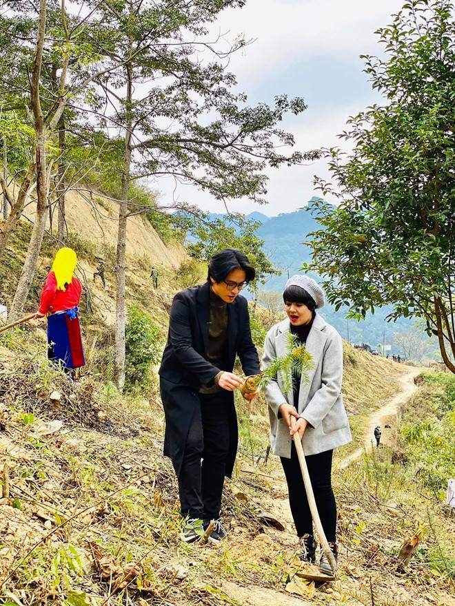 Diễm Quỳnh giản dị nhưng vẫn khá thời trang trong một chuyến đi công tác ở Hà Giang, cầm cuốc trồng cây cùng Hà Anh Tuấn.