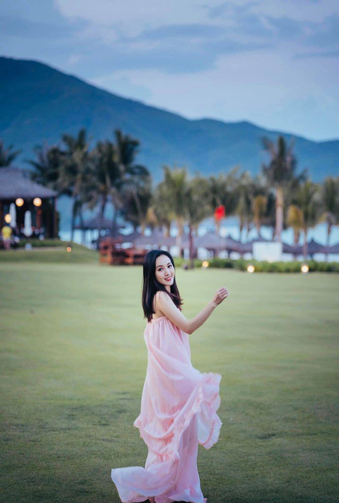 Trong khi những MC trẻ hơn như Hoài Anh của Ban Thời sự thì đời thường lại khác hẳn so với khi lên sóng. Khi không diện áo dài, vest nữa, cô vô cùng bay bổng trong váy áo gợi cảm.