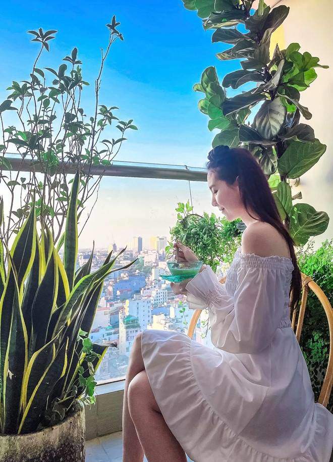 Ngồi thưởng thức đồ ăn vặt ở nhà thôi mà cũng như nàng thơ thế này!