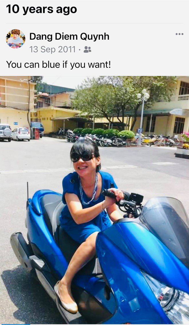 Từ thời trẻ, Diễm Quỳnh ăn diện khá mốt. Nữ MC còn rất tinh nghịch, vui tính. Tháng 9 vừa qua cô chia sẻ lại tấm hình 10 năm trước và tiết lộ: Người có căn manh động. 10 năm trước nhảy lên xe người khác, vì thấy nó giống màu váy của mình. 10 năm sau nhảy phát nữa, dù chưa thấy giống ở chỗ nào.