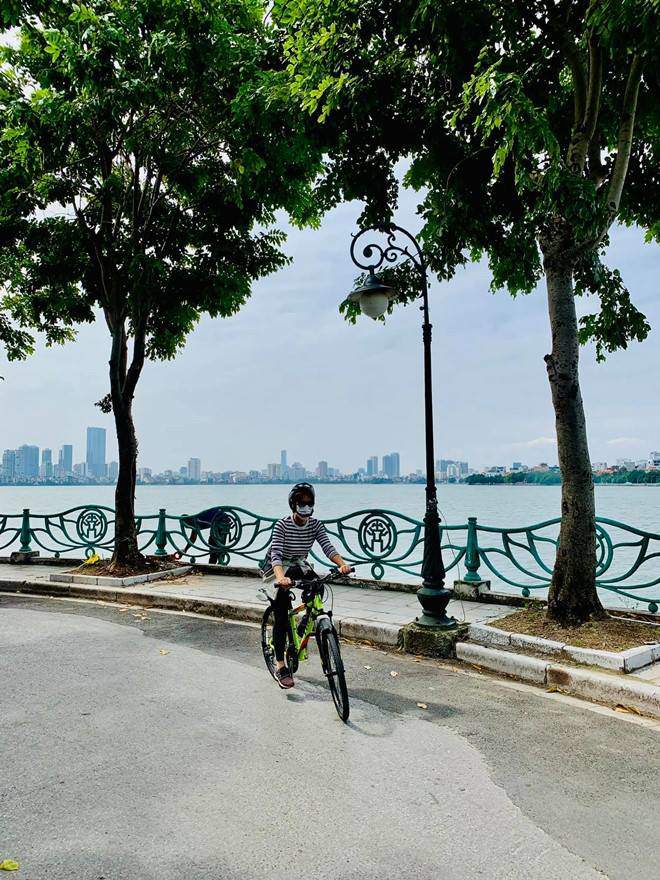 Mới đây MC Diễm Quỳnh đăng tải bức hình khi đang đạp xe tập thể dục ở ven hồ Tây. Cô dí dỏm nói rằng thích khi được paparazzi. Trong bức ảnh chụp lén, bà mẹ 2 con trông vô cùng khỏe khoắn, năng động ở tuổi gần 50.