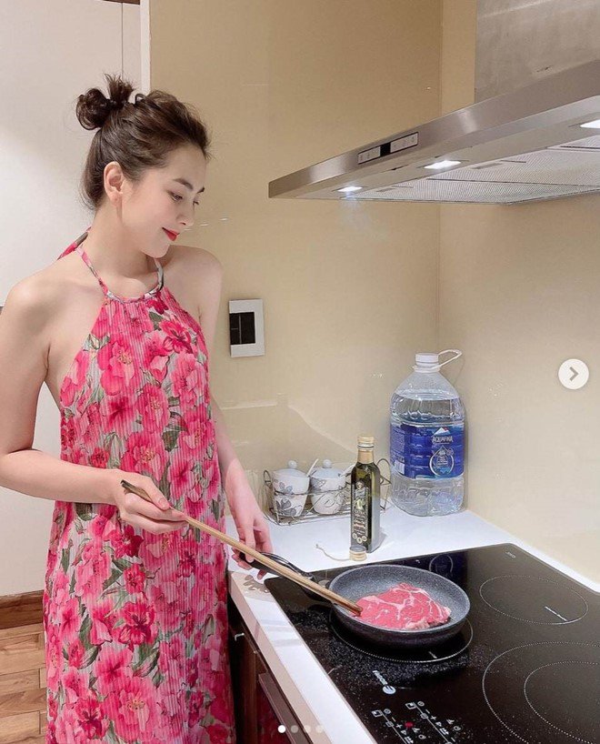 Lúc vào bếp cũng vô cùng quyến rũ, rực rỡ, bảo sao ông xã không mê đắm.