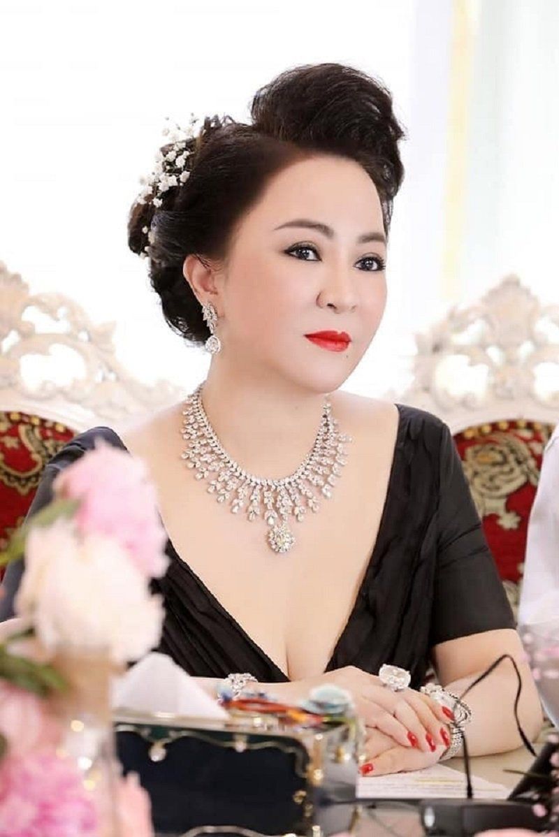 Bà Phương Hằng trước sóng livestream: ekip trang điểm hoành tráng, nhưng điểm li kì nằm ở chiếc đầm - 6