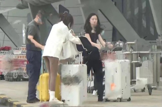 Lý Yên tại sân bay cùng với Hải Hà Kim Hỷ.