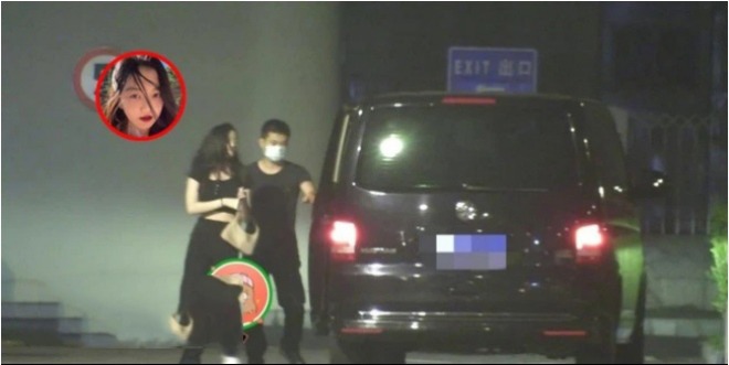 Lý Yên xuất hiện bên ngoài khách sạn, trên tay cầm túi hàng hiệu.