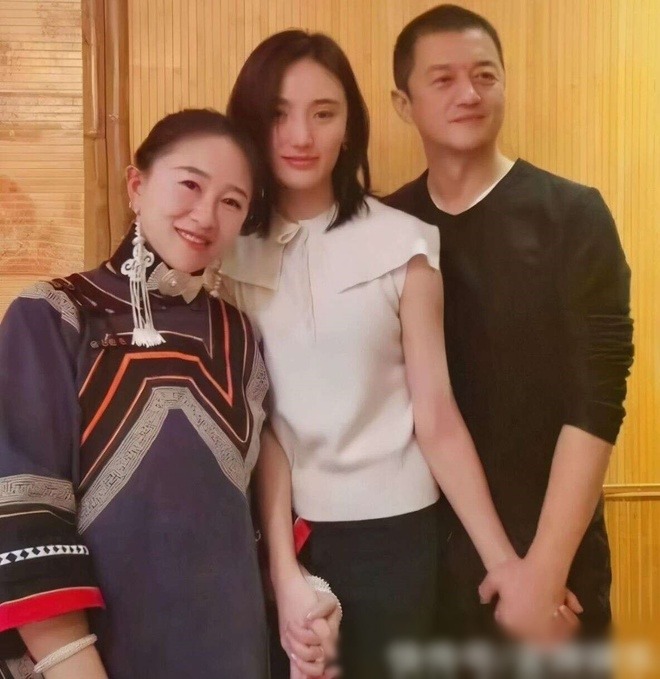 Cô bé được nhận xét có nhiều nét giống với bạn gái của bố.