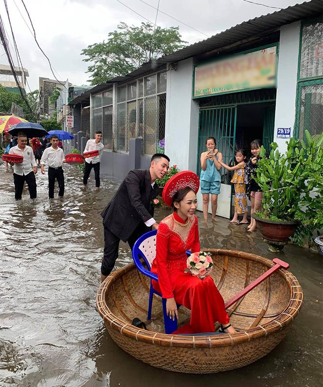 Hàng xóm không khỏi hiếu kỳ chạy ra xem, bật cười thích thú với ý tưởng sáng tạo. 