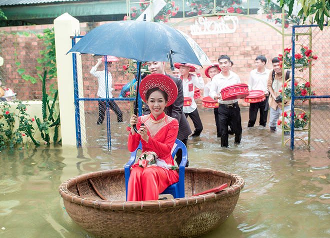 Cô dâu xuất hiện đặc biệt trên chiếc thuyền thúng, được chú rể đứng phía sau đẩy vào nhà. 