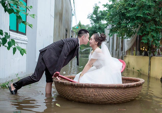 Cưới đúng ngày mưa ngập nửa người, cặp đôi khiến cả làng bật cười thích thú vì điều đặc biệt - 8