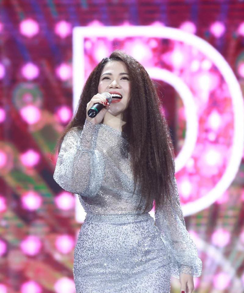 Mỹ Dung sinh năm 1982, được khán giả yêu mến từ khi tham gia cuộc thi Sao Mai điểm hẹn năm 2004. Cô có một số ca khúc được yêu thích như: Hoa nắng, Mẹ con đã về, Dẫu có lỗi lầm, Chuyện người con gái...