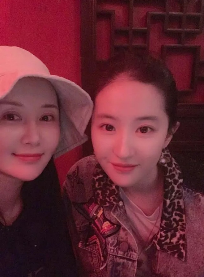 Thư Sướng bên cô bạn thân Lưu Diệc Phi.
