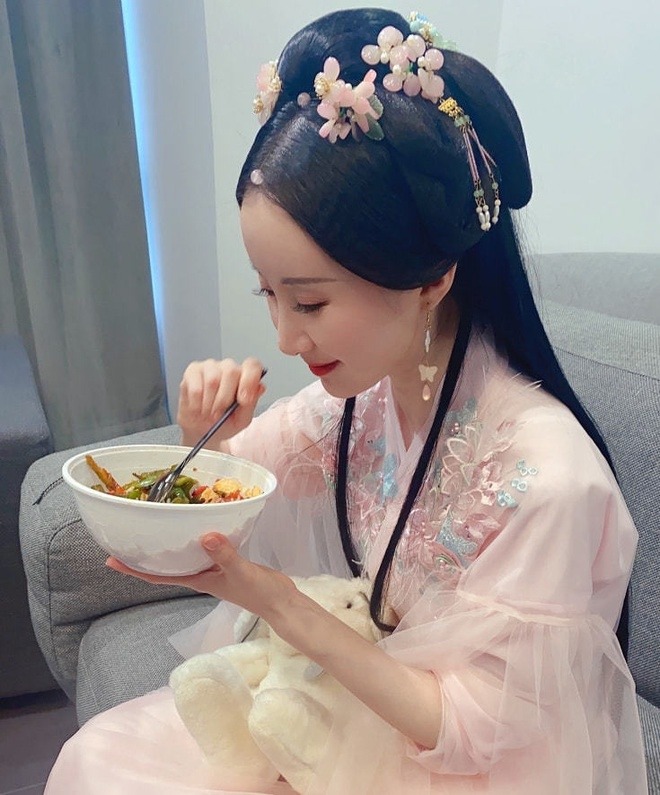 Làm việc vất vả 13h/ngày, Thư Sướng chỉ có 1 tiếng đồng hồ để ăn.