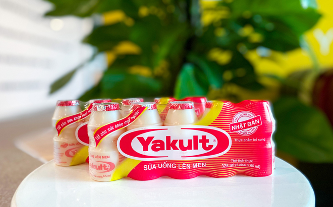 Sản phẩm sữa uống lên men Yakult có chứa hơn 6,5 tỉ vi khuẩn có lợi L.casei Shirota