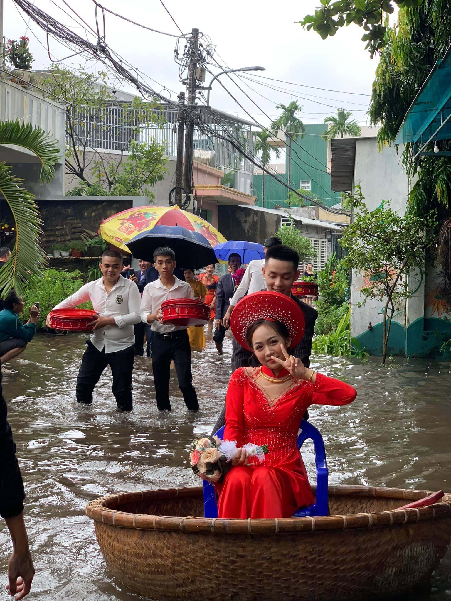 Cô dâu nổi bật trong bức ảnh được nhiều cư dân mạng trầm trồ: Đúng là quan trọng cái thần thái!. 