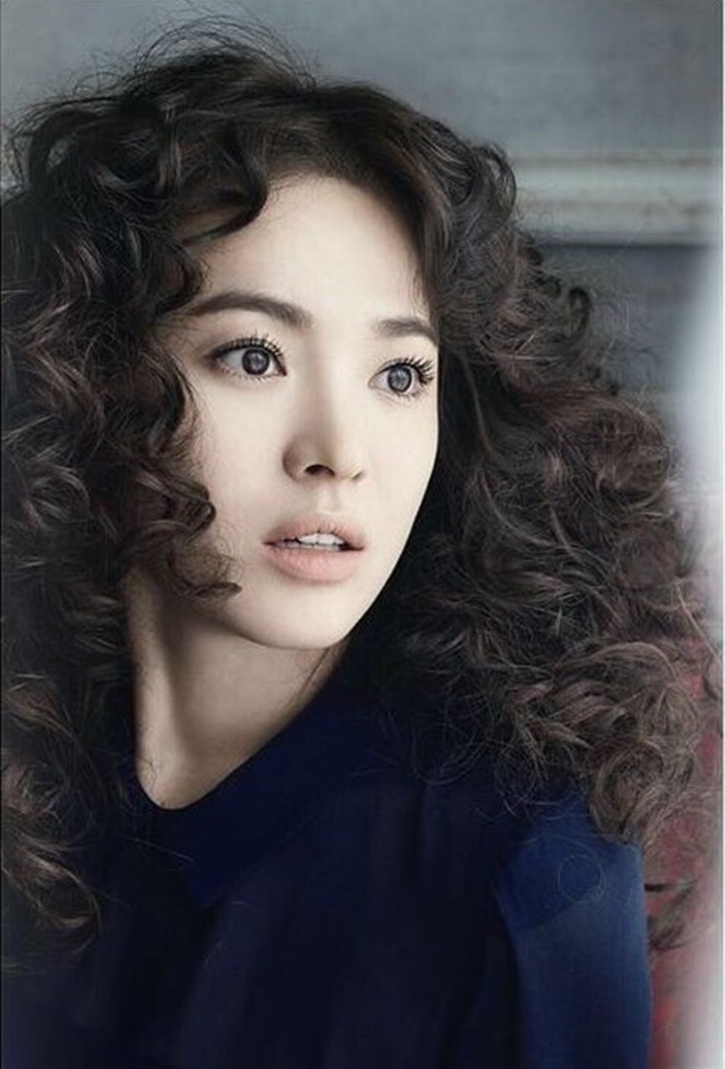 Thay vào đó, hãy làm xoăn tự nhiên hoặc xoăn lọn nhỏ như mì tôm nếu muốn bản thân trông cá tính.