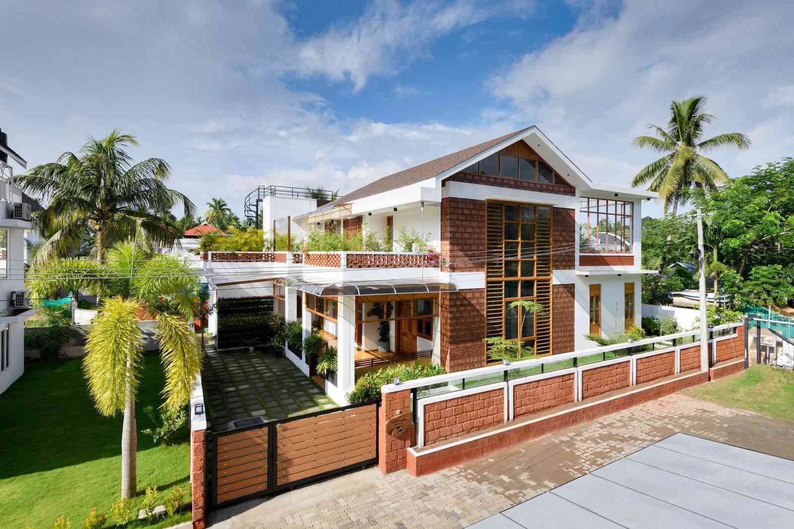 Tọa lạc cạnh một con kênh thơ mộng ở Kochi (Ấn Độ), ngôi nhà này là công trình được tái chế từ gỗ của nhà cũ kết hợp với đá ong, thảm trúc và gạch lát Athangudi. Cấu trúc của ngôi nhà gồm 2 tầng với mặt tiền khá khiêm tốn và mộc mạc, điểm nhấn của mặt tiền chính là màu của đá ong tái chế tạo sự hài hòa với cảnh quan xung quanh.