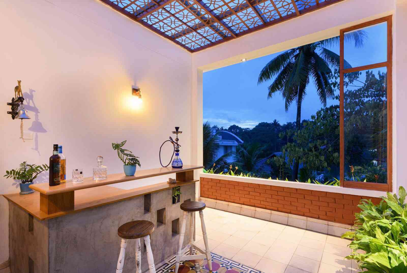 Khu vực đọc sách có khung cửa sổ lớn giúp con người có thể tận hưởng được những cơn gió mát.