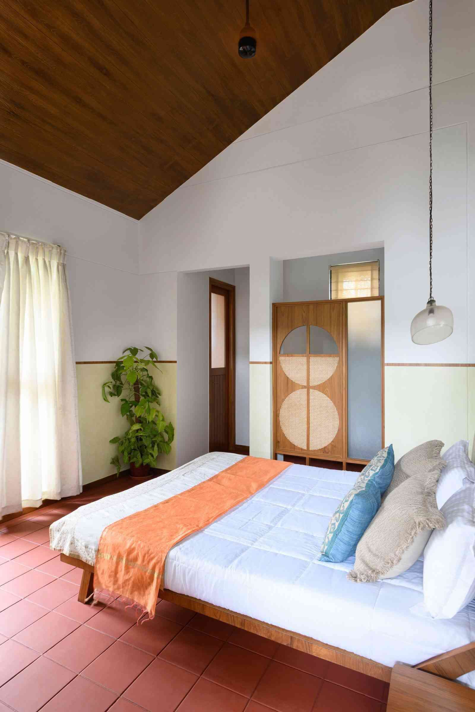 Đầu giường luôn được bổ sung thêm màu xanh mát tự nhiên từ những chậu cây nhỏ để tạo điểm nhấn cho không gian.