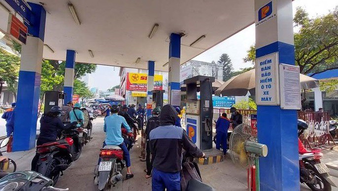 Giá xăng tăng sốc, lên cao nhất trong 7 năm qua. Ảnh minh họa: VietNamNet