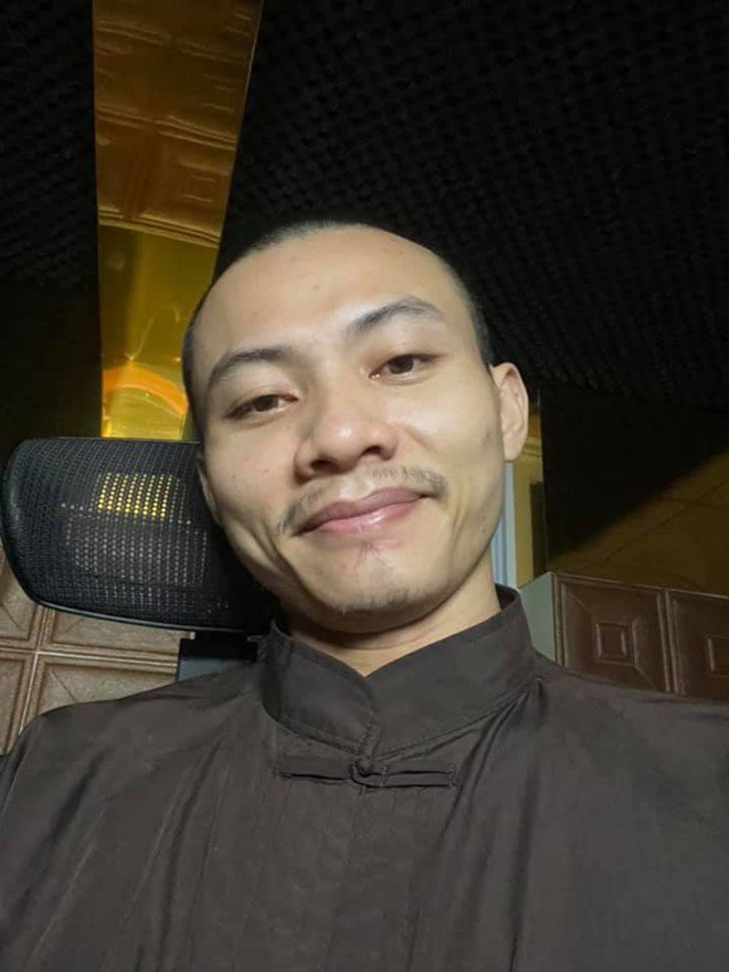 Nhất Nguyên rất chăm chỉ khoe video ca hát. Nhất Nguyên cũng thường xuyên chia sẻ về các cậu bé từng thi Thách Thức Danh Hài.