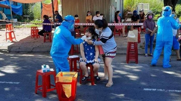 Sau khi ghi nhận có 5 ca bệnh cộng đồng, huyện Nam Trà My, Quảng Nam khẩn trương phong toả nhiều khu vực, vị trí, tạm dừng nhiều hoạt động từ ngày 26/10.