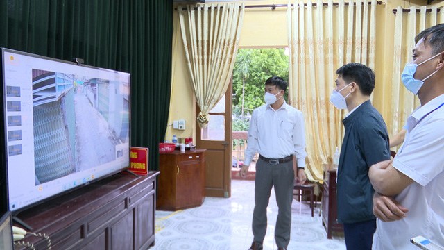 Ban chỉ đạo phòng, chống dịch COVID-19 thành phố Phủ Lý kiểm tra công tác phòng chống dịch tại khu phong tỏa tổ 2, phường Lê Hồng Phong. Ảnh: Thúy Nga