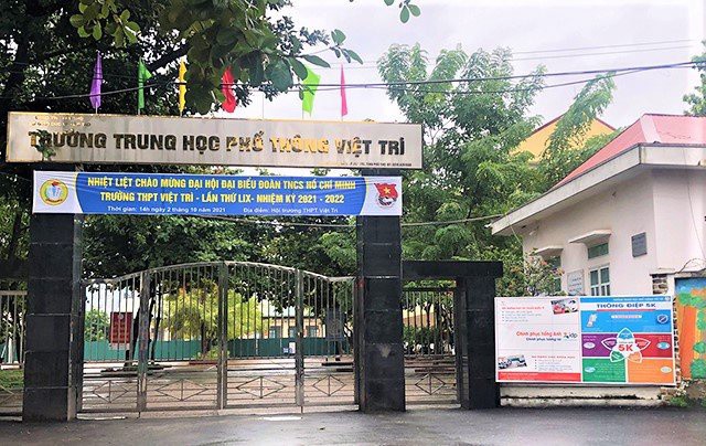 Giáo viên trường Tiểu học Tứ Xã 1 (Lâm Thao) dạy học trực tuyến. Ảnh: Báo Phú Thọ.