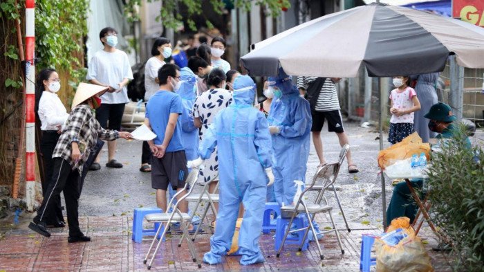 Hà Nội yêu cầu người chưa tiêm vắc xin phòng Covid-19 đến từ vùng đỏ phải cách ly tại nhà 14 ngày, tiếp tục tự theo dõi sức khỏe trong 14 ngày tiếp theo