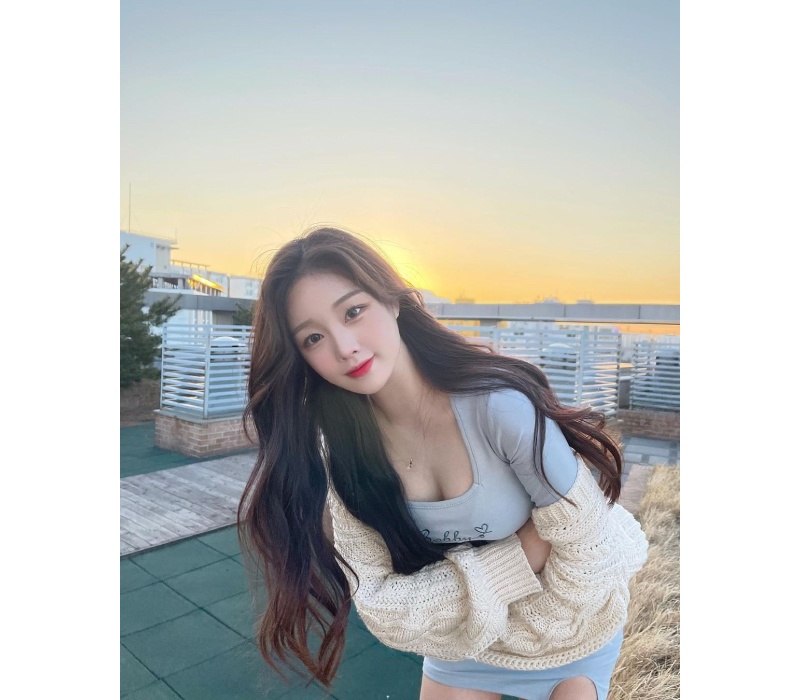 Nổi tiếng là một hot streamer, Youtuber xinh đẹp, thường xuyên cho ra đời những đoạn livestream có nội dung vô cùng độc đáo, cuốn hút, Han Kyung đã thu về lượng fans không hề nhỏ. Cô nàng hiện tại sở hữu trang instagram với gần 750k người theo dõi.
