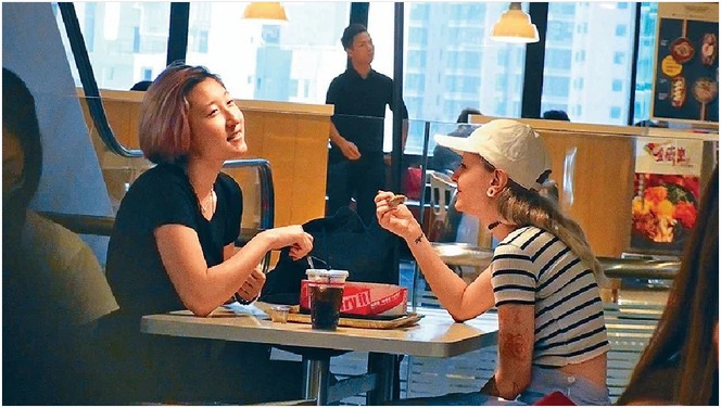 Ở tuổi 17, 18, Ngô Trác Lâm ăn mặc tomboy và hẹn hò với phụ nữ hơn tuổi.