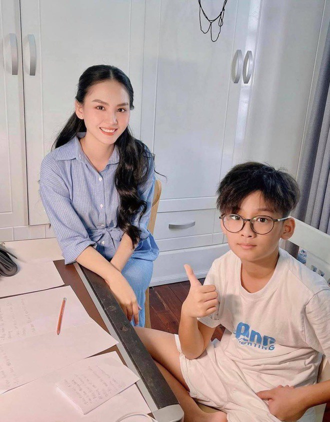 Bức ảnh gây xôn xao mạng xã hội những ngày qua, khiến nhiều người cho rằng Đức Huy đã có tình mới.