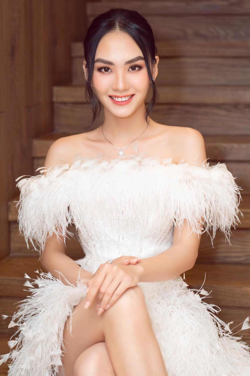 Mai Phương khẳng định chỉ là gia sư dạy tiếng Anh cho con trai Đức Huy, không có mối quan hệ nào khác với nam doanh nhân.