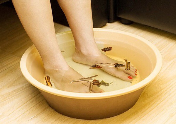 Ngoài đeo tất, cần bảo vệ đôi chân bằng cách ngâm nước ấm, xoa bóp...