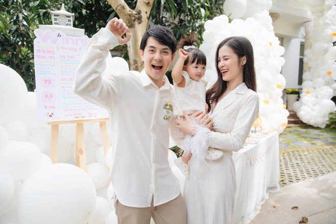 Cả gia đình diện trang phục tông xuyệt tông đầy “chanh sả”.