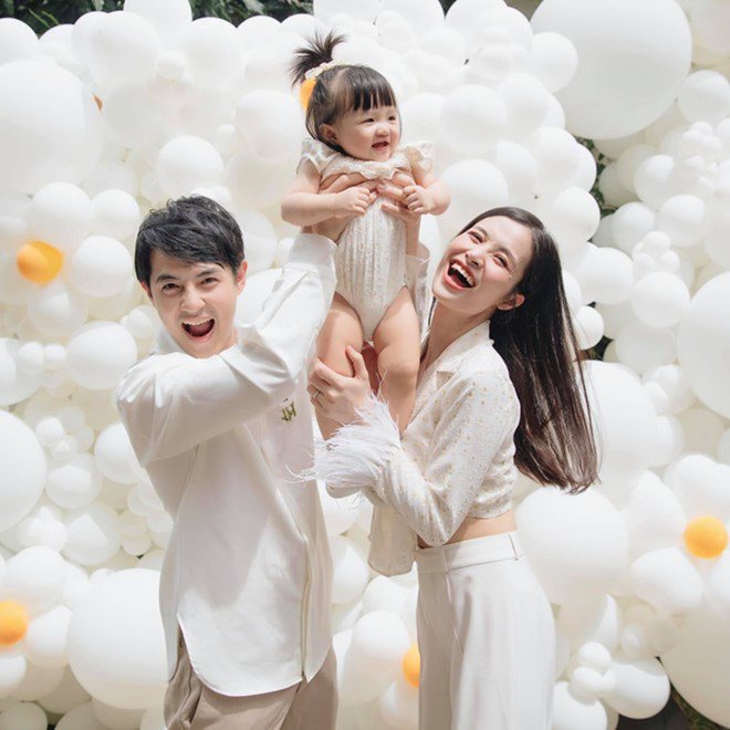 Lấy màu trắng làm tông màu chủ đạo, bữa tiệc của Winnie giống như bữa tiệc dành cho một nàng công chúa thực thụ.